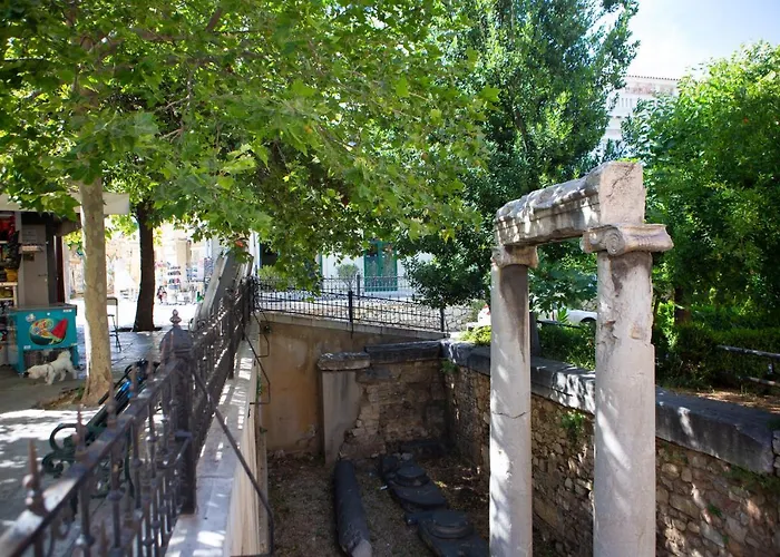 Plato'S Square Apartments