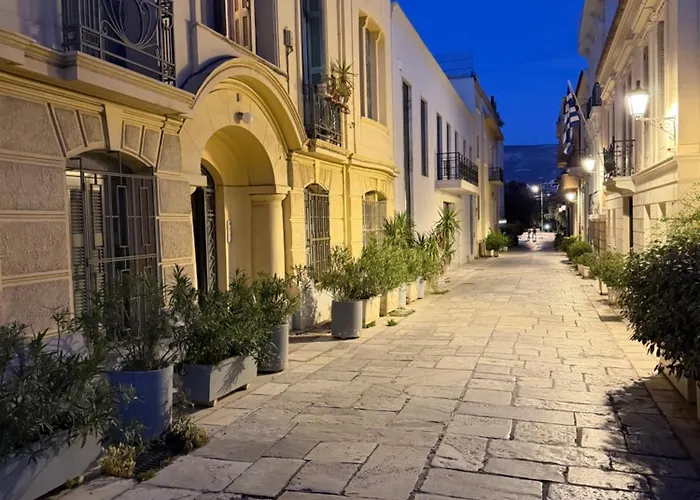 Plato'S Square Apartments